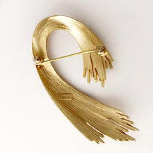 Load image into Gallery viewer, Crown Trifari 1960s brooch