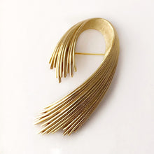 Load image into Gallery viewer, Crown Trifari 1960s brooch