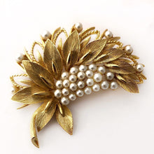 Load image into Gallery viewer, Lisner 1960s faux pearl and gold-tone brooch